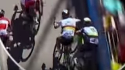 Tour de Francia: Sagan expulsado por darle un codazo a Cavendish (VIDEO)