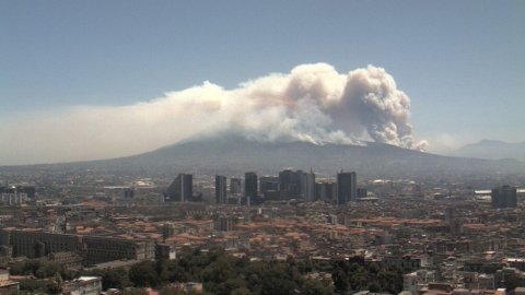 Vesuvio in fiamme, 2 km di fuoco