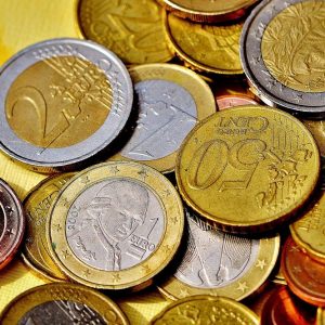 Euro in frenata, Tech alla riscossa. Atlantia è più vicina a Abertis