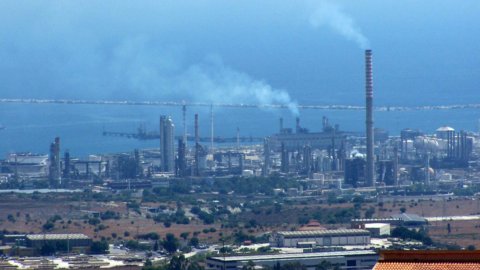 Poluição Sicília: fábricas petroquímicas em Siracusa apreendidas