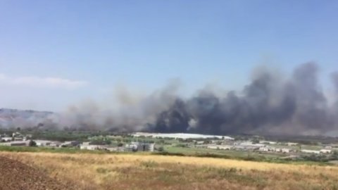 Incendi: evacuata Fca a Termoli (Video)