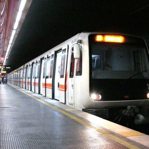 罗马，地铁 A 从 Termini 到 Arco di Travertino 关闭了一个月