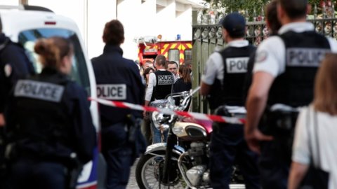 Paris, carro atinge seis soldados: 2 gravemente feridos