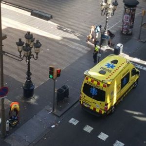 Barcellona, furgone su folla: morti e feriti