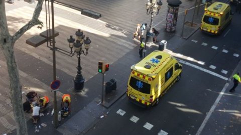 Barcellona, furgone su folla: morti e feriti