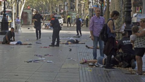 Barcelona, ​​​​terör Ramblas'ı kana buladı: onlarca ölü ve yaralı