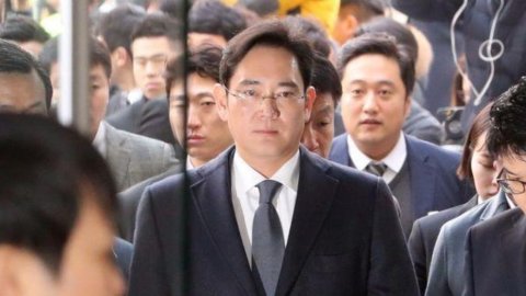 Samsung, condannato a 5 anni il vicepresidente Lee