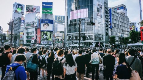 全球市场：沃伦·巴菲特押注日本再次繁荣。印度出手救援，中国受苦