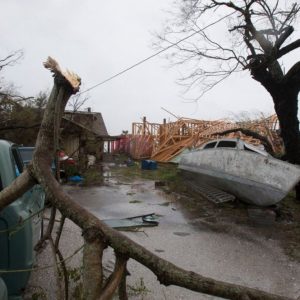 哈维，已经死了 10 个人了。 特朗普在得克萨斯州