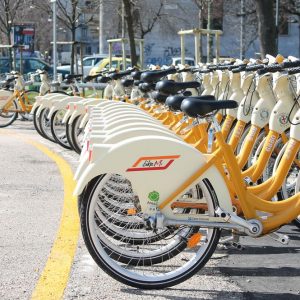 Mobilità, solo un terzo degli italiani sceglie i mezzi pubblici