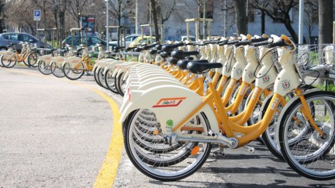 Mobilità, solo un terzo degli italiani sceglie i mezzi pubblici
