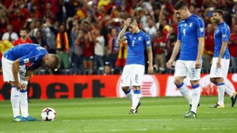 サッカー、スペインがイタリアに屈辱を与える (3-0)