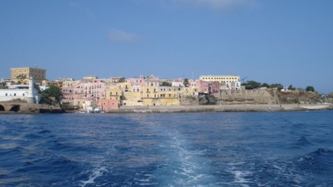 Ventotene against the tide: "Give us the migrants".