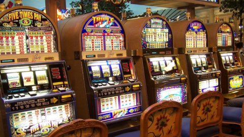 Slot machine e gioco d’azzardo, arriva la stretta: le nuove regole
