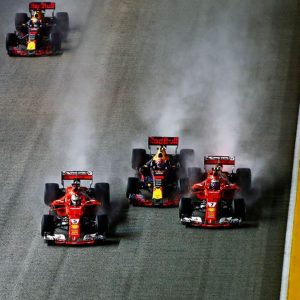 Singapur, desastre de Ferrari: Hamilton gana