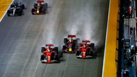 Singapore, dezastru Ferrari: Hamilton câștigă