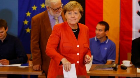 Elezioni Germania, proiezioni: Merkel in testa ma ultradestra vola e Spd crolla