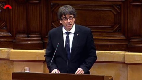 Catalogna, Puigdemont rinuncia ma si inventa un “Governo ombra”